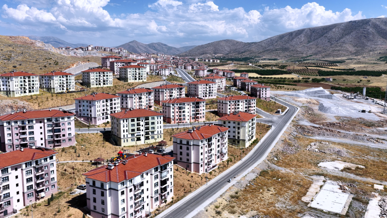 Bakan Kurum sosyal konutlarına yerleşen Başar çiftinin görüntülerini paylaştı